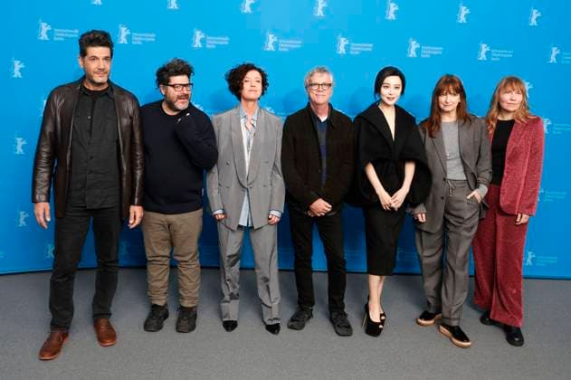 Entertainment Themen der Woche KW07 Entertainment Bilder des Tages Nabil Ayouch, Rodrigo Moreno, Maria Schrader, Todd Haynes, Fan Bingbing, Bina Daigeler und Amy Nicholson beim Photocall mit der internationalen Jury auf der Berlinale 2025 75. Internationale Filmfestspiele Berlin im Hotel Grand Hyatt. Berlin, 13.02.2025 *** Nabil Ayouch, Rodrigo Moreno, Maria Schrader, Todd Haynes, Fan Bingbing, Bina Daigeler and Amy Nicholson at the photocall with the international jury at the Berlinale 2025 75 Berlin International Film Festival at the Hotel Grand Hyatt Berlin, 13 02 2025 Foto:xD.xBedrosianx xFuturexImagex jury_5202