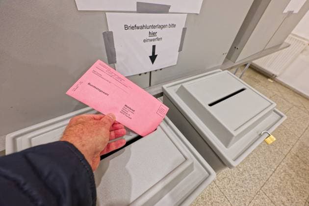 News Themen der Woche KW07 Die vorzeitige Stimmabgabe zur Bundestagswahl 2025. Bereits vor dem eigentlichen Wahltag am 23. Februar 2025 haben Stimmberechtigte die Möglichkeit ihre Stimme brieflich oder im Wahllokal abgeben zu können. Traunstein Bayern Deutschland *** Early voting for the 2025 Bundestag election Even before the actual election day on February 23, 2025, voters have the opportunity to cast their vote by post or at a polling station Traunstein Bavaria Germany Copyright: xRolfxPossx