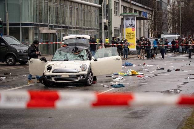 Bilder des Jahres 2025, News 02 Februar News Themen der Woche KW07 News Bilder des Tages Munich, Bavaria, Germany - February 13, 2025: A car crashes into a crowd of people at a Verdi demonstration in downtown Munich. The damaged car *** Ein Auto rast in der Innenstadt von München in eine Menschenmenge bei einer Verdi Demo. Das beschädigte Unfallauto