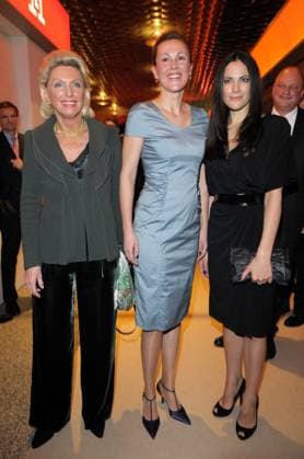 Maria Elisabeth Schaeffler (Grossaktionaerin Continental AG) + Bettina Wulff + Bettina Zimmermann Nord-Sued Dialog 2009 - Terminal C im Flughafen Hannover am 11.12.2009 - BREUELBILD S.Rex Postfach 700210 * D-22045 HAMBURG Tel.+49 40-66976697 - E-Mail:breuel@breuel-bild.de NS Germany *** Maria Elisabeth Schaeffler Grossaktionaerin Continental AG Bettina Wulff Bettina Zimmermann North Sued Dialogue 2009 Terminal C at Airport Hanover on 11 12 2009 BREUEL IMAGE S Rex P.O. Box 700210 * D 22045 Hamburg Tel 49 40 66976697 e Mail breuel@breuel Picture de NS Germany