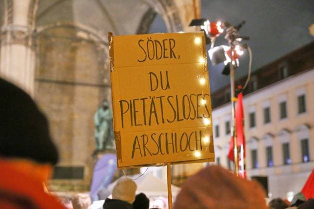 News Themen der Woche KW07 News Bilder des Tages München, Bayern, Deutschland, 13.02.2025: Odeonsplatz: Demo gegen Instrumentalisierung von Münchner Anschlag: Auf eine Schild steht Söder, du pietätsloses Arschloch , in Anspielung auf Äußerungen von Bayerns Ministerpräsident Markus Söder *** Munich, Bavaria, Germany, 13 02 2025 Odeonsplatz Demonstration against instrumentalization of Munich attack A sign reads Söder, you piety-less asshole , alluding to statements by Bavarias Prime Minister Markus Söder Copyright: xdtsxNachrichtenagenturx dts_58817