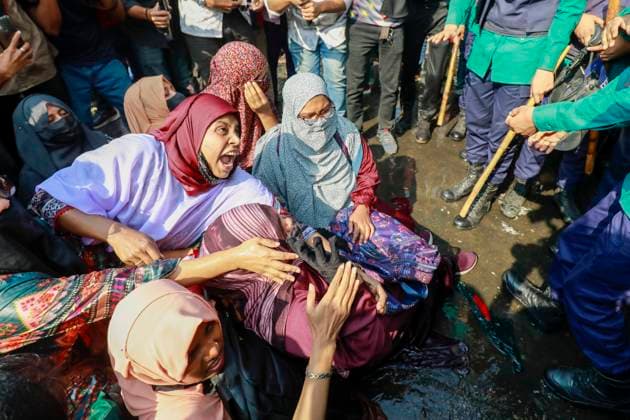 Bilder des Jahres 2025, News 02 Februar News Themen der Woche KW07 News Bilder des Tages February 13, 2025, Dhaka, Bangladesh: Police have charged batons and used water canons at assistant teachers selected for government primary schools whose appointment was scrapped by the High Court, in Dhaka, Bangladesh, 13 February 2025. The law enforcers resorted to the action after the job seekers blocked Shahbagh Intersection to protest. The protesters were also beaten up on Friday and Monday. Dhaka Bangladesh - ZUMAd117 20250213_fap_d117_031 Copyright: xSuvraxKantixDasx