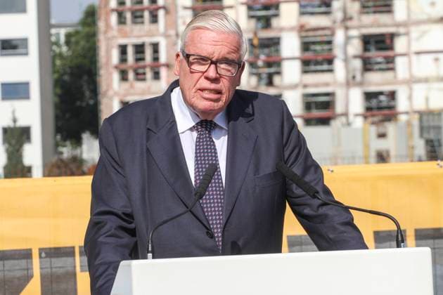 Prof. Dr.Klaus-Michael Kühne Kuehne Unternehmer Bauherr bei der Grundsteinlegung zum Hotel Neubau The Fontenay auf der Baustelle am Donnerstag 14.August 2014 in Hamburg HH Deutschland *** Prof Dr Klaus Michael Kuehne Kuehne Entrepreneur Owner at the Laying of the foundation stone to Hotel New building The Fontenay at the Construction site on Thursday 14 August 2014 in Hamburg HH Germany