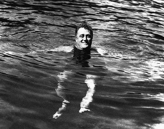 Archivbilder der Woche KW07 July 1, 1929, Warm Springs, Georgia, USA: New York Governor Franklin D. Roosevelt swimming in pool, Warm Springs, Georgia, USA, Franklin D. Roosevelt Presidential Library & Museum, 1929 Warm Springs USA - ZUMAg145 19290701_aza_g145_001 Copyright: xJTxVintagex