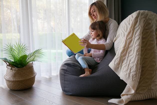 Mutter liest ihrer kleinen Tochter ein Buch vor Mutter liest ihrer kleinen Tochter ein Buch vor ,model released, Symbolfoto Copyright: xZoonar.com AnnaxLuryex 22793312 ,model released, Symbolfoto ,property released