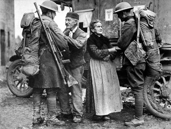 Archivbilder der Woche KW07 November 6, 1918, Brieulles-Sur-Bar, France: French couple, M. and Mme. Baloux, under German occupation for over four years, greeting U.S. soldiers of the 308th and 166th Infantries upon their arrival during the American advance, Brieulles-sur-Bar, France, U.S. Army Signal Corps, November 6, 1918 Brieulles-Sur-Bar France - ZUMAg145 19181106_aza_g145_001 Copyright: xJTxVintagex