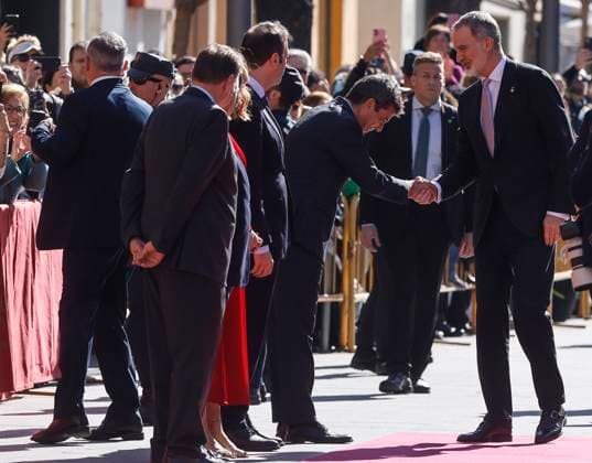 The King participates in the 36th edition of the Rei Jaume I Awards The president of the Generalitat Valenciana, Carlos Mazón i , greets King Felipe VI d on his arrival at the ceremony of the Rei Jaume I Awards 2024, in the Lonja de los Mercaderes de València, on February 14, 2025, in Valencia, Comunidad Valenciana Spain The Rei Jaume I Awards were created in 1989 with the aim of bringing science and business closer together to promote research, scientific development and entrepreneurship in Spain 14 FEBRUARY 2025 SCIENCE BUSINESS AWARDS AWARDS SCIENTIFIC ENTREPRENEURSHIP Valencia Valencia Comunidad Valenciana Valencia Comunidad Valenciana Spain  Copyright: xRoberxSolsonax 6518843