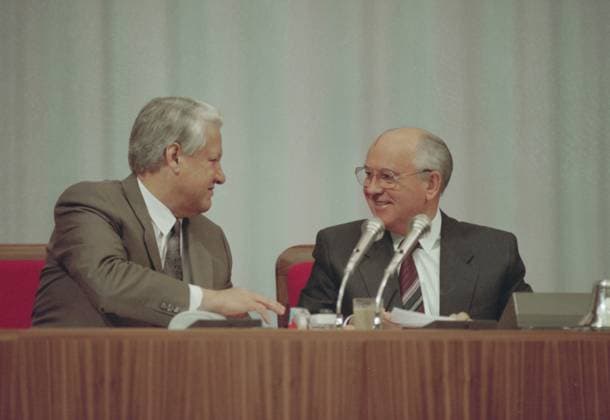 Archivbilder der Woche KW07 Moscow, USSR. President of the RSFSR Boris Yeltsin talks to President of the USSR Mikhail Gorbachev (L-R) during a session of the Extraordinary 5th Congress of the USSR People s Deputies at the Kremlin Palace of Congresses. Yuri Lizunov TASS  32404901