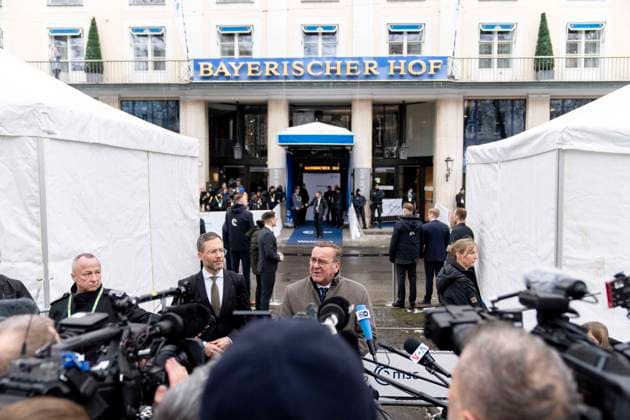 Bilder des Jahres 2025, News 02 Februar News Themen der Woche KW07 News Bilder des Tages Doorstep with BORIS PISTORIUS at the 61st Munich Security Conference (MSC) at the Hotel Bayerischer Hof. Munich Bavaria Germany