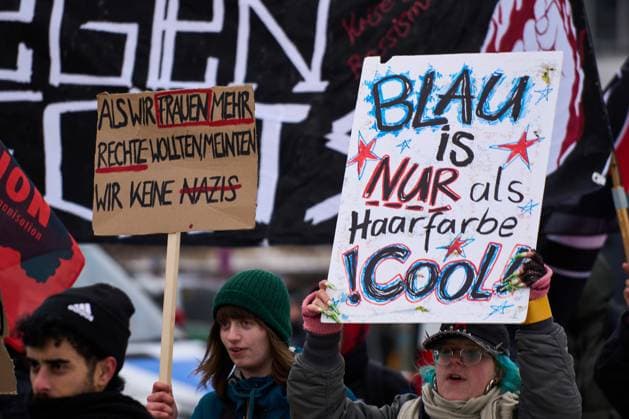 News Themen der Woche KW07 News Bilder des Tages Munich, Bavaria, Germany - February 14, 2025: Demonstration by Fridays for Future for climate policy and against the right on Königsplatz in Munich. Demonstrator holding a sign: Blue is only cool as a hair color *** Demonstration von Fridays for Future für Klimapolitik und gegen Rechts auf dem Königsplatz in München. Demonstrantin hält Schild: Blau ist nur als Haarfarbe cool