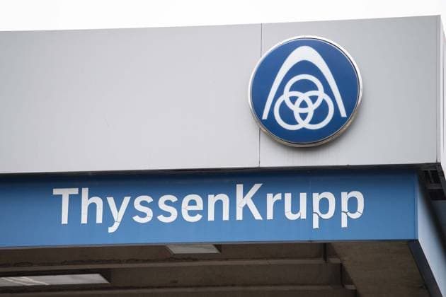 Firmenlogo Thyssenkrupp am Werkstor, allgemein, feature, Randmotiv, Symbolfoto SPD-Vorsitzender Lars Klingbeil besucht ThyssenKrupp Steel Bochum, 14.02.2025, *** Company logo Thyssenkrupp at the factory gate, general, feature, border motif, symbol photo SPD chairman Lars Klingbeil visits ThyssenKrupp Steel Bochum, 14 02 2025,