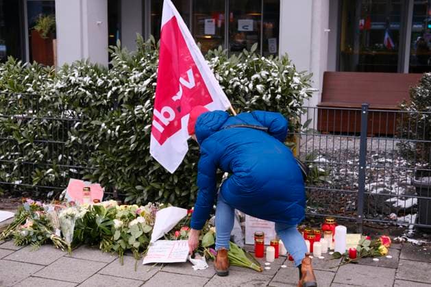 Bilder des Jahres 2025, News 02 Februar News Themen der Woche KW07 News Bilder des Tages Trauernde zünden Kerzen am Anschlagsort in München an Trauernde zünden Kerzen am Anschlagsort in München an und legen Blumen nieder *** Mourners light candles at the site of the attack in Munich Mourners light candles and lay flowers at the site of the attack in Munich