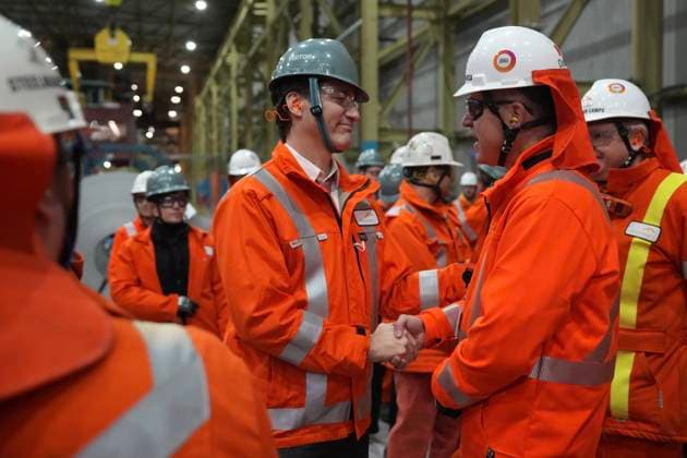 News Bilder des Tages February 14, 2025, Hamilton, On, CAN: Prime Minister Justin Trudeau greets steelworkers as he tours the ArcelorMittal Dofasco Steel Plant in Hamilton, on Friday, February 14, 2025. Hamilton CAN  - ZUMAc35_ 20250214_zaf_c35_048 Copyright: xChrisxYoungx