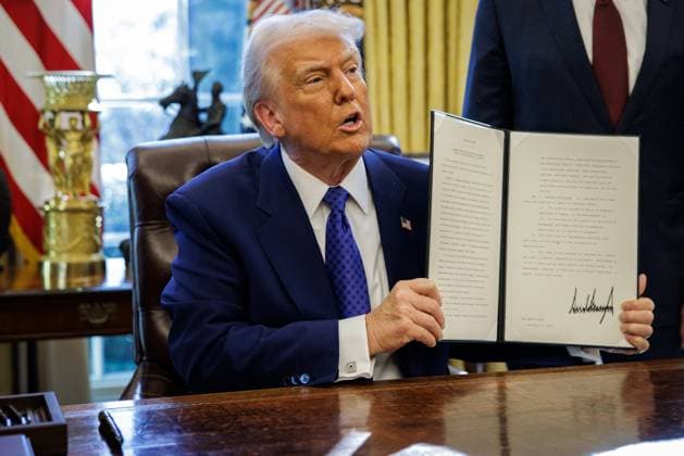 News Themen der Woche KW07 News Bilder des Tages U.S. President Donald Trump signs two Executive Orders in the Oval Office at the White House in Washington, DC on Friday, February 14, 2025. The Executive Orders signed today were on federal funding going to schools and universities related to the coronavirus pandemic as well as energy production.  WASP2025021417 SamuelxCorum SipaxUSA