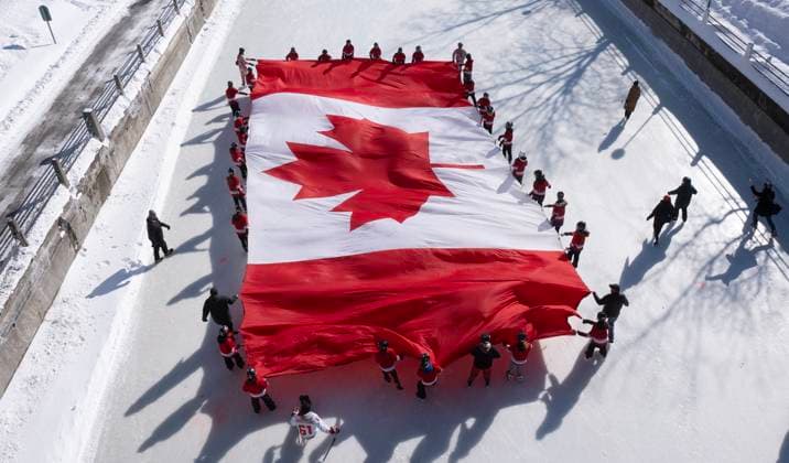 News Themen der Woche KW07 News Bilder des Tages February 14, 2025, Ottawa, On, Canada: Local youth skate with a large Canadian flag on the Rideau Canal to launch celebrations marking National Flag of Canada Day on Friday, Feb. 14, 2025 in Ottawa. Ottawa Canada  - ZUMAc35_ 20250214_zaf_c35_126 Copyright: xAdrianxWyldx
