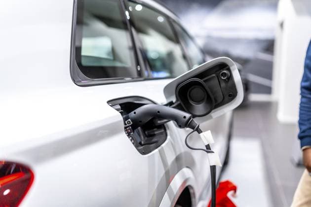 Nahaufnahme eines aufladbaren Elektroautos in einem Autohaus, das nachhaltige Verkehrsmittel vorstellt Close up of a charging electric car in a dealership, showcasing sustainable transportation Copyright: imageBROKER UnaixHuizi ibxuhu12460361.jpg ,model released, Symbolfoto ,property released