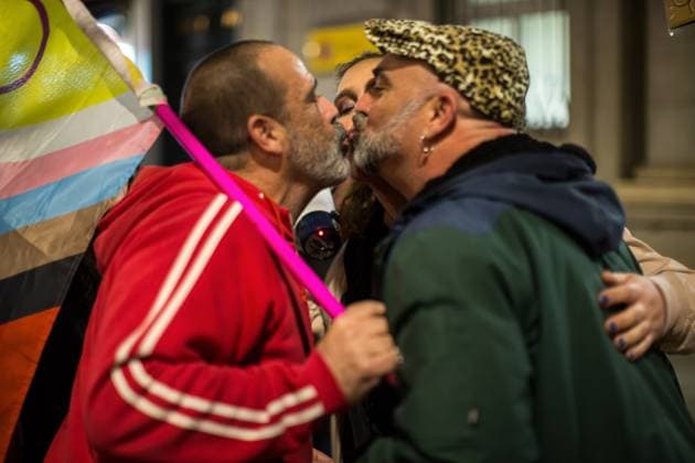 News Themen der Woche KW07 News Bilder des Tages February 14, 2025, Madrid, Spain: Members of the LGTBIQ+ community kiss each other during a demonstration in front of the Ministry of Equality in Spain, demanding the Spanish government party PSOE (Spanish Social Workers Party) to recognize Q+ in its policies. Madrid Spain - ZUMAs197 20250214_aaa_s197_141 Copyright: xLuisxSotox