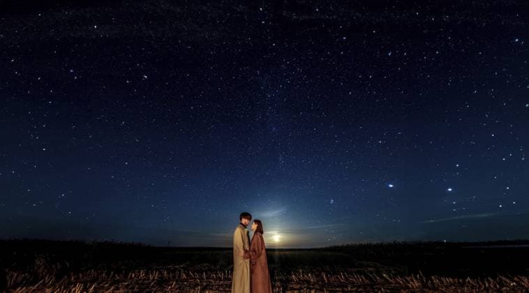 Ein Paar unter einem weiten Sternenhimmel, der ein Gefühl von Romantik und Wunder hervorruft A couple under a vast starry night sky, evoking a sense of romance and wonder Copyright: imageBROKER MikalaixSayevich ibxwsp12463734.jpg ,model released, Symbolfoto ,property released
