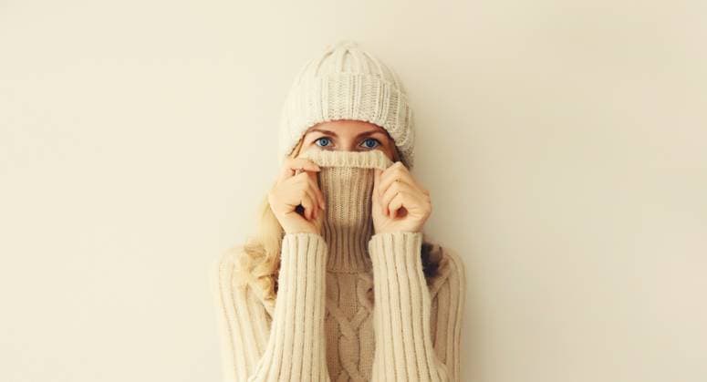 Winterporträt einer Frau, die friert und versucht, sich aufzuwärmen, mit warmer, weicher Strickkleidung, Mütze und Pullover auf beigem Studiohintergrund Winter portrait of woman freezing trying to warm up wearing warm soft knitted clothes, hat and sweater on beige studio background ,model released, Symbolfoto Copyright: xZoonar.com VeronikaxKornevax 22828939 ,model released, Symbolfoto ,property released