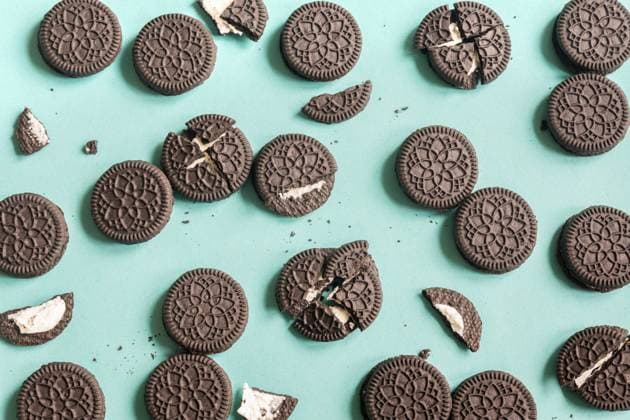 Oreo-Kekse (Schokolade und Sahne) Oreo (chocolate and cream) cookies on blue pastel background, top view. Copyright: xZoonar.com OksanaxBratanovax 22831094