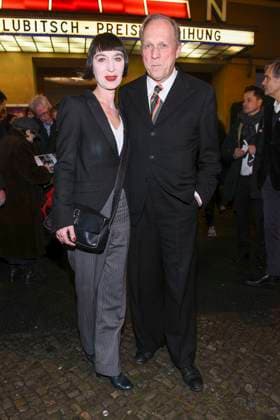 Ulrich Tukur, Frau Katharina John bei der Verleihung des Ernst-Lubitsch-Preises am 29.1.2020 im Kino Babylon in Berlin. Berlin Deutschland Germany *** Ulrich Tukur, Woman Catherine John at the award Ceremony of Ernst Lubitsch Prices on 29 1 2020 at Cinema Babylon in Berlin Berlin Germany Germany