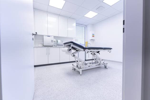 Heller Behandlungsraum in der Klinik, modern mit Untersuchungsliege ausgestattet, Urologie, Deutschland, Europa Bright treatment room in the clinic, modernly equipped with examination couch, Urology, Germany, Europe Copyright: imageBROKER ManuelxKamuf ibxmlk12106978.jpg