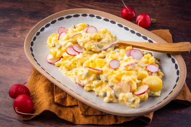 Hausgemachter traditioneller Kartoffel- und Eiersalat mit Essiggurken Homemade traditional potato and egg salad with pickled cucumbers, onions and radish Copyright: xZoonar.com IngridxBalabanovax 22834426