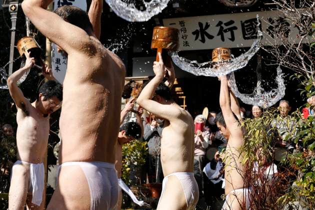 News Themen der Woche KW07 News Bilder des Tages February 15, 2025, Tokyo, Japan: Devotees of the Nichiren sect, dressed in loincloths, pour cold water over themselves while reciting sutras, a powerful act of purification and prayer for the nation s peace at Nose Myokendo Temple in Sumida-ku, Tokyo. Every year, believers gather at Nose Myokendo Temple to participate in the Suigyo Kokuto-e ceremony. This ancient ritual, rooted in the teachings of Nichiren (1222-1282), reflects the sect s intense devotion and nationalistic spirit. Tokyo Japan - ZUMAm191 20250215_aap_m191_010 Copyright: xRodrigoxReyesxMarinx