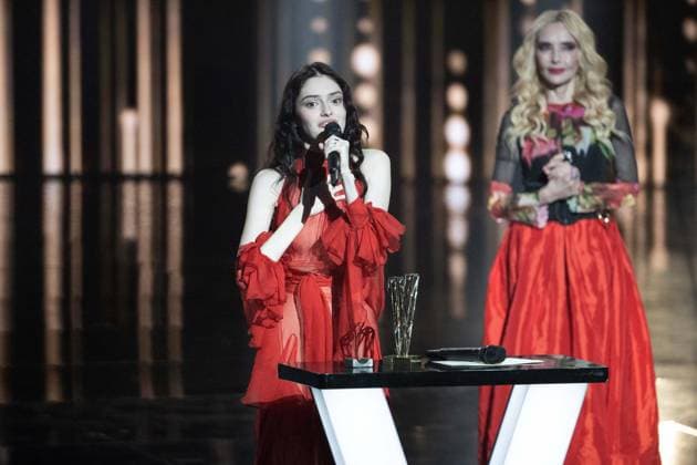 40th Les Victoires De La Musique-Boulogne-Billancourt Solenn receives the Female revelation award from Jeanne Mas during the 40th Les Victoires De La Musique at La Seine Musicale on February 14, 2025 in Boulogne-Billancourt, France. Photo by David NIVIERE ABACAPRESS.COM BOULOGNE-BILLANCOURT France  Copyright: xNivierexDavid ABACAPRESS.COMx