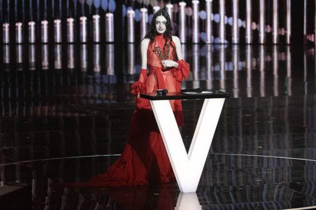 40th Les Victoires De La Musique-Boulogne-Billancourt Solenn celebrates after receiving the Female revelation award from Jeanne Mas during the 40th Les Victoires De La Musique at La Seine Musicale on February 14, 2025 in Boulogne-Billancourt, France. Photo by David NIVIERE ABACAPRESS.COM BOULOGNE-BILLANCOURT France  Copyright: xNivierexDavid ABACAPRESS.COMx