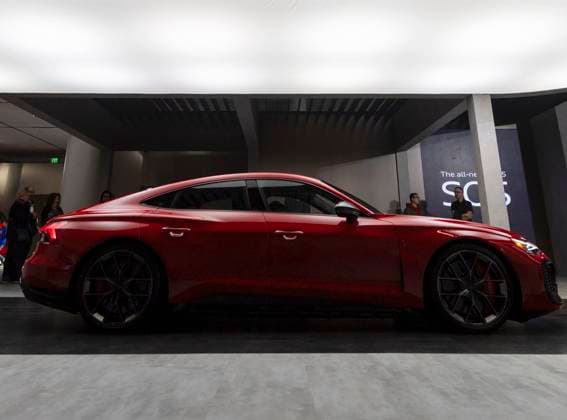 (250215) -- TORONTO, Feb. 15, 2025 -- Visitors view a 2025 Audi RS e-tron GT during the 2025 Canadian International AutoShow in Toronto, Canada, on Feb. 14, 2025. The annual 10-day show kicked off here on Friday with the participation of over 40 automotive brands. (Photo by Xinhua) CANADA-TORONTO-CANADIAN INT L AUTOSHOW ZouxZheng 