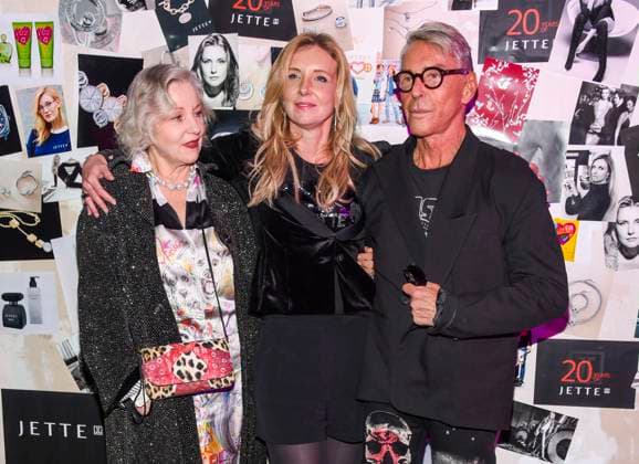 20454 - Haftbefehl - Hamburg 21.08.2020 Jette Joop mit ihrem Vater Wolfgang Jooop und Mutter Karin Joop - Metz Archivbild zum Thema - Laut Medien hat die Hamburger Staatsanwaltschaft gegen die Designerin Jette Joop einen Haftbefehl beantragt , wegen nicht gezahlter Verfahrenskosten von 3000 vor Gericht HH Deutschland