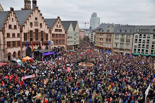 Bilder des Jahres 2025, News 02 Februar News Themen der Woche KW07 News Bilder des Tages 15.2.2025 Demokratiedemo Demonstration als Reaktion auf die als Dammbruch empfundene Abstimmung im Bundestag vom 29. Januar 2025, bei der die CDU mit den Stimmen der rechtsextremen AfD ihren 5 Punkte Plan zur Migration in den Bundestag einbrachte. Die Kundgebung in Frankfurt am Main besuchten über 20000 Menschen. Frankfurt am Main Römer Hessen Deutschland *** 15 2 2025 Democracy demo Demonstration in response to the vote in the Bundestag on January 29, 2025, which was perceived as a breach of the dam, in which the CDU introduced its 5-point plan on migration in the Bundestag with the votes of the far-right AfD The rally in Frankfurt am Main was attended by over 20,000 people Frankfurt am Main Römer Hesse Germany