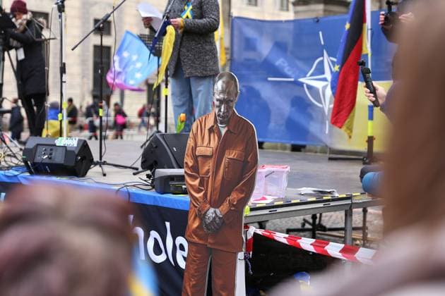 News Themen der Woche KW07 News Bilder des Tages München, Bayern, Deutschland, 15.02.2025: Odeonsplatz: Pro-Ukraine-Demo: Eine Pappfigur von Wladimir Putin in Häftlingskleidung steht am Rande der Demo *** Munich, Bavaria, Germany, 15 02 2025 Odeonsplatz Pro Ukraine demonstration A cardboard figure of Vladimir Putin in prisoners clothing stands on the edge of the demonstration Copyright: xdtsxNachrichtenagenturx dts_59526