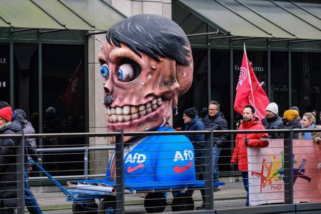 Bilder des Jahres 2025, News 02 Februar News Themen der Woche KW07 News Bilder des Tages Düsseldorf 15.02.2025 AFD-Demo Demonstration Schadowplatz Gegendemo Bündnis gegen Rechts Nazis Rechtsradikale Faschisten Faschismus Antifa Polizei Adolf Hitler Pappmache-Figur von Jaques Tilly Düsseldorf Nordrhein-Westfalen Deutschland *** Düsseldorf 15 02 2025 AFD demo demonstration Schadowplatz counter-demo alliance against right-wing Nazis right-wing radicals fascists fascism antifa police Adolf Hitler papier-mâché figure by Jaques Tilly Düsseldorf North Rhine-Westphalia Germany