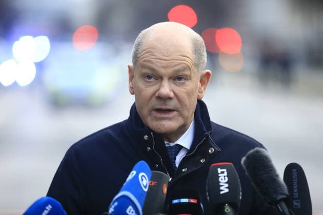 News Themen der Woche KW07 News Bilder des Tages Gedenken an Opfer des Terroranschlag in München München, 15.02.2025 Bundeskanzler Olaf Scholz besuchen den Tatort des Anschlages von München und gibt ein Presse-Stetment ab. Hier war am 13.02.2025 ein PKW in eine Demonstration der Gewerkschaft Verdi gefahren. Bayern Germany *** Commemoration of the victims of the terrorist attack in Munich Munich, 15 02 2025 Federal Chancellor Olaf Scholz visits the scene of the Munich attack and gives a press briefing Here a car was driven into a demonstration of the trade union Verdi on 13 02 2025 Bavaria Germany Copyright: xMatthiasxGränzdörferx