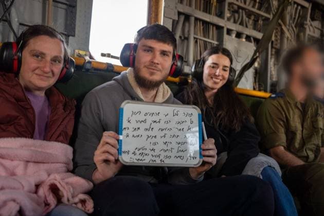 Bilder des Jahres 2025, News 02 Februar News Themen der Woche KW07 News Bilder des Tages Israel Palestine Tensions Hostage Release 8860022 15.02.2025 In this handout photo released by Israel DefenÑe Forces, dual Russian-Israeli citizen Alexander Trufanov released from captivity in the Gaza Stripmeets with his relatives, in Israel. A ceasefire has been in effect in the Gaza Strip since January 19, following a deal between Israel and Hamas to exchange Israeli hostages for Palestinian prisoners held in Israeli jails. Earlier in the day, Trufanov and two other Israeli hostages were released after 500 days in captivity in the Gaza Strip. Israel Defense Forces Israel  Copyright: xx
