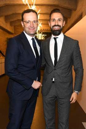 210132 - Jens Spahn - Archiv - 22.03.2021 Jens Spahn Bundesgesundheitsminister mit Ehemann Daniel Funke Der Arbeitgeber von Spahns Ehemann Daniel Funke verkaufte FFP2 Masken in der Corona Krise ans das Gesundheitsministerium. Die Burda GmbH verkaufte mehr als eine halbe Million an das Bundesgesundheitsministerium. Der Ehemann von Jens Spahn leitet die Burda-Repraesentanz in Berlin HH Deutschland *** 210132 Jens Spahn Archive 22 03 2021 Jens Spahn Federal Minister of Health with Husband Daniel Funke the Employers from Spahns Husband Daniel Funke sold FFP2 Masks in the Corona Crisis ans the Ministry of Health the Burda GmbH sold more as a Halbe Million to the Federal Ministry of Health the Husband from Jens Spahn manages the Burda Reprae