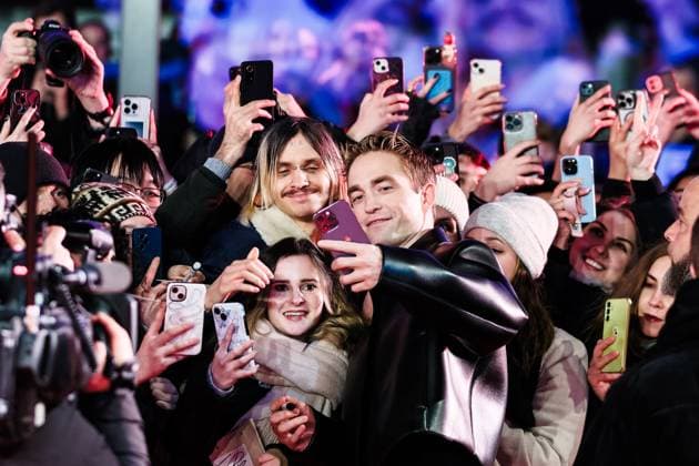 Bilder des Jahres 2025, Entertainment 02 Februar Entertainment Themen der Woche KW07 Entertainment Bilder des Tages Special Gala of Mickey 17 , Berlinale Palast, Berlin, Germany Robert Pattinson with fans at the Special Gala of Mickey 17 during Berlinale (Berlin Film Festival) at Berlinale Plast, Berlin, , Germany on 15 February 2025. Picture, Credit:Julie Edwards Avalon Germany, Potsdammer Platz, Berlin, Berlinale Plast  Copyright: xJuliexEdwardsx xAvalonx 0964476053