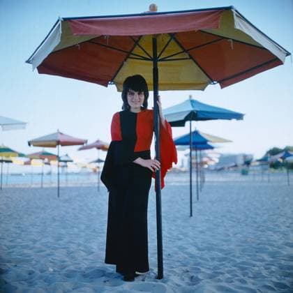Archivbilder der Woche KW07 Marianne Rosenberg (Bulgarien-Besuch) Die deutsche Popsängerin, Schlagersängerin und Songwriterin Marianne Rosenberg in ihrem txpischen, schwarz-roten Kleid am Sonnestrand, wo sie beim Goldenen Orpheus mit ihrem Song Love Is Taking A Holiday teilnahm, Bulgarien 1973. Sonnenstrand Oblast Burgas Bulgarien *** Marianne Rosenberg Bulgaria Visit the German Pop singer, Pop singer and Songwriter Marianne Rosenberg in their txpischen, Black Red Dress on Sunny beach, where you at Golden Orpheus with their Song Love IS Taking a Holiday participated, Bulgaria 1973 Sunny beach Oblast Burgas Bulgaria Copyright: TassiloxLeher LEH_91020001569 Nur redaktionelle Nutzung Editorial usage only EDITORIAL USE ONLY