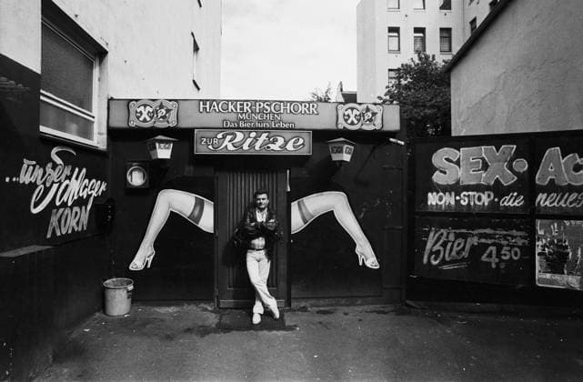 Archivbilder der Woche KW07 Fotograf Tassilo Leher privat DDR-Fotograf Tassilo Leher mit verschränkten Armen und Beinen am Eingang der Hamburger Kult-Kneipe Zur Ritze, Reeperbahn, BRD um 1975. Hamburg Zur Ritze Deutschland (DDR) *** Photographer Tassilo Leher private GDR Photographer Tassilo Leher with link Poor and Legs on Entrance the Hamburg Cult Tavern to Scoring, Reeperbahn, FRG at 1975 Hamburg to Crack Germany GDR Copyright: TassiloxLeher LEH_91020001588 Nur redaktionelle Nutzung Editorial usage only EDITORIAL USE ONLY