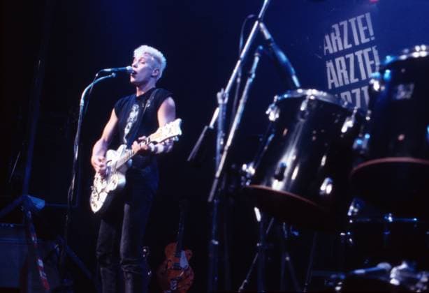 Archivbilder der Woche KW07 Farin Urlaub von Die Ärzte Sänger und Gitarrist Farin Urlaub von der Band Die Ärzte bei einem Auftritt in der Sendung Alabama in concert in München, Deutschland 1994., München Bayern Deutschland Copyright: kpa kpa_55012081 EDITORIAL USE ONLY