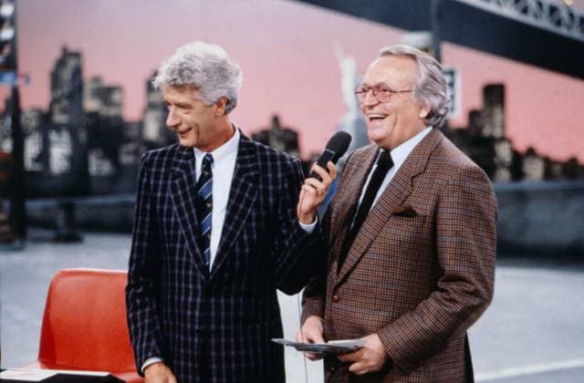 RUDI CARRELL UND WERNER BAECKER Der holländische Moderator und Showmaster Rudi Carrell mit Fernsehjournalist Werner Baecker in einer TV Show, 1990., Deutschland Copyright: kpa kpa_55046045 EDITORIAL USE ONLY