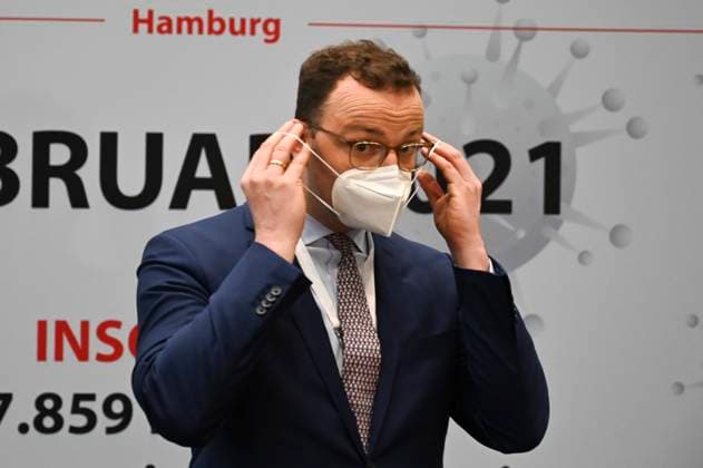 210266_CP_Jens_Spahn_Hamburg_30.04.202 Jens Georg Spahn der deutsche CDU Politiker und Bundesminister fuer Gesundheit im Kabinett Merkel IV traegt eine weisse FFP2 Atemschutzmaske beim besuch des Hamburger Impfzentrum in den Messehallen gibt ein Statement ab HH Deutschland *** 210266 CP Jens Spahn Hamburg 30 04 202 Jens Georg Spahn the German CDU Politicians and Federal Minister for Health at Cabinet Merkel IV carries a Whites FFP2 Respirator mask at Visit of Hamburg Vaccination center in the Exhibition halls gives a Statement from HH Germany