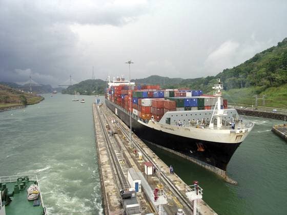 Containerschiff bei der Überquerung des Panamakanals in den USA Vereinigte Staaten von Amerika Container ship crossing panama canal in USA United States of America Copyright: imageBROKER dadxfotos ibljhl12316940.jpg