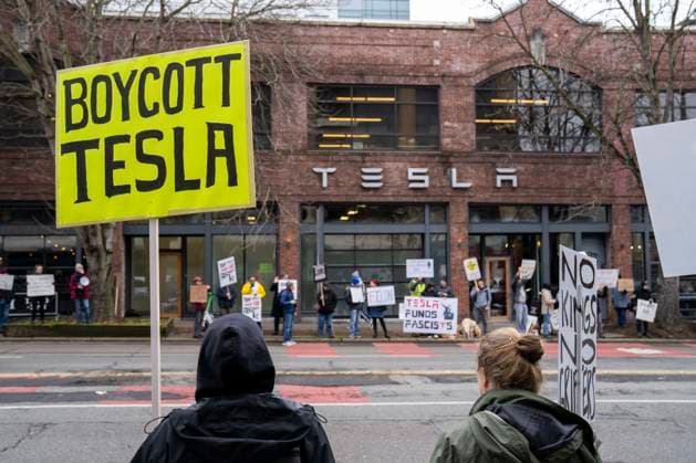 News Themen der Woche KW07 News Bilder des Tages February 15, 2025, Seattle, Washington, USA: People protest against Elon Musk outside a Tesla car dealership in the South Lake Union area of Seattle, Washington, USA, on Sat., Feb. 15, 2025. In recent weeks, Elon Musk has spearheaded an initiative in the Trump administration called the Department of Government Efficience (DOGE), which has implemented or attempted to implement, widespread budget and personnel cuts across the Executive Branch of the US federal government. The protest sign here says Boycott Tesla. Seattle USA - ZUMAb344 20250215_znp_b344_001 Copyright: xScottxBrauerx