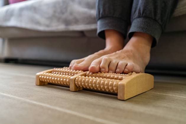 Ein Mann entspannt sich bei einer Fußmassage Ein Mann entspannt sich bei einer Fußmassage ,model released, Symbolfoto Copyright: xZoonar.com TatianaxGoskovax 22840729 ,model released, Symbolfoto ,property released