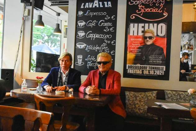 Heino - Heinz Georg Kramm - Der Schlager Saenger mit seinem Manager Helmut Werner beim Heimatbesuch in Gaststaette Wellnetz Duesseldorf beim PK Termin zur neuen Tournee Heino goes Klassik am 21.08.2021 in Duesseldorf NRW Deutschland