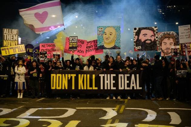 Bilder des Jahres 2025, News 02 Februar News Themen der Woche KW07 News Bilder des Tages February 15, 2025, Tel Aviv, Israel: Israeli hostage s family members and supporting crowd hold a sign that reads Don t kill the deal while painting the road with a caption that reads First of all - the hostages. All of them now!. Thousands of Israelis protested in Begin Bridge with family members of the Israeli hostages demanding to seal the second phase of the hostage deal and against Prime Minister Benjamin Netanyahu. Tel Aviv Israel - ZUMAs197 20250215_aaa_s197_251 Copyright: xMatanxGolanx