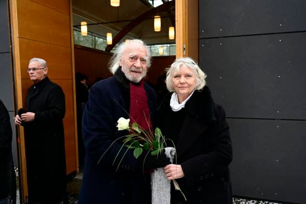 Achim Wolff und Ehefrau Rita Feldmeier bei der Trauerfeier und Urnenbeisetzung für Christel Bodenstein auf dem Waldfriedhof Grünau. Berlin, 13.02.2025 Berlin Germany *** Achim Wolff and his wife Rita Feldmeier at the funeral service and urn burial for Christel Bodenstein at the Grünau Forest Cemetery Berlin, 13 02 2025 Berlin Germany Copyright: xMatthiasxWehnertx